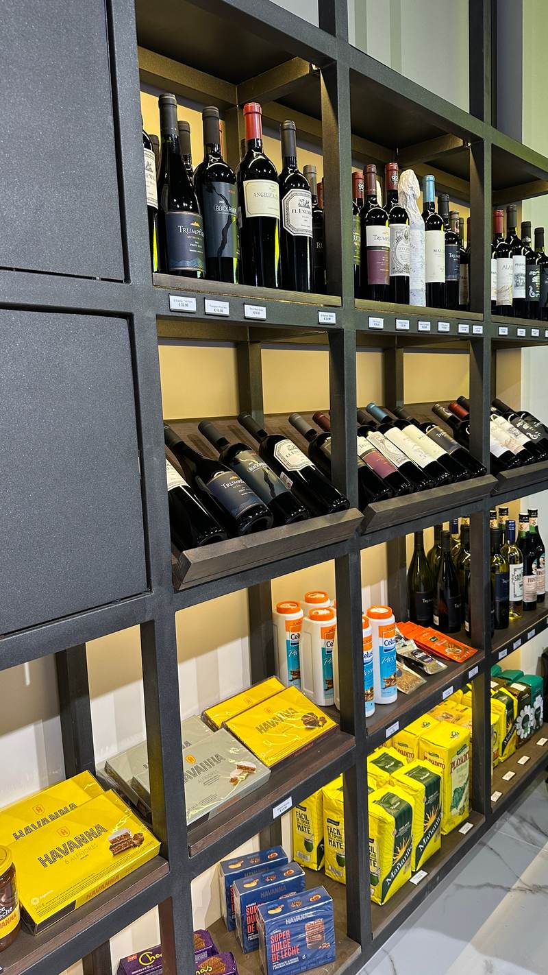 Vinoteca y almacén argentino en tienda